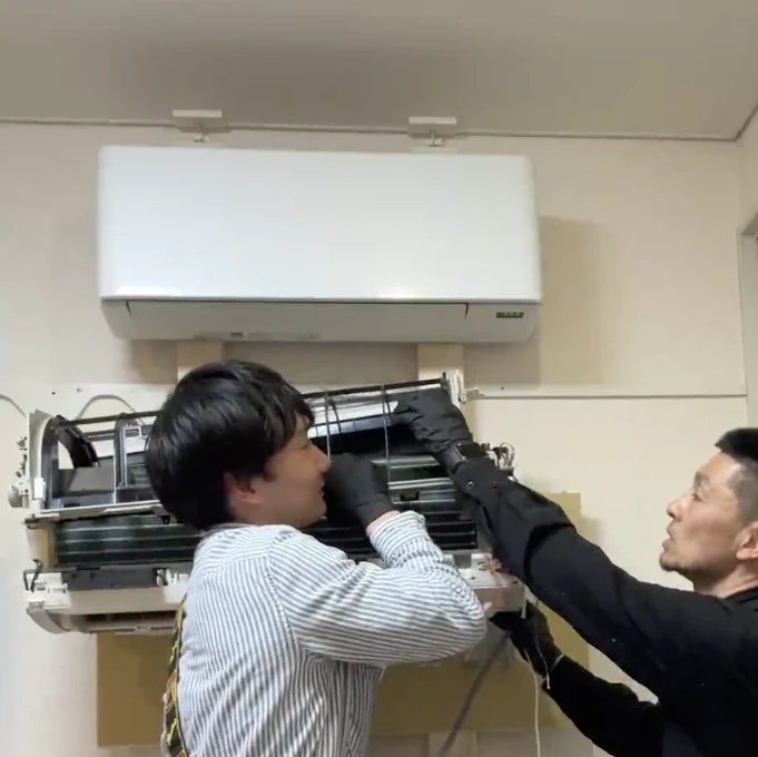 講師と受講生が実機を使って完全分解を練習する様子